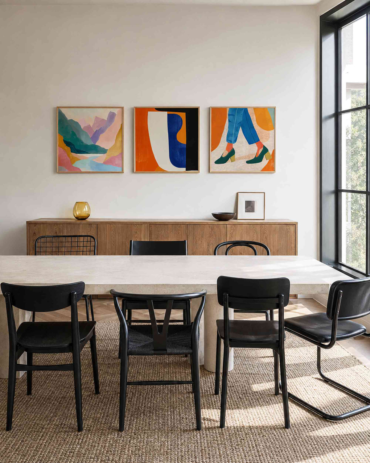 Interieurpresentatie van een driedelige vierkante posterset met abstracte kleurenmix