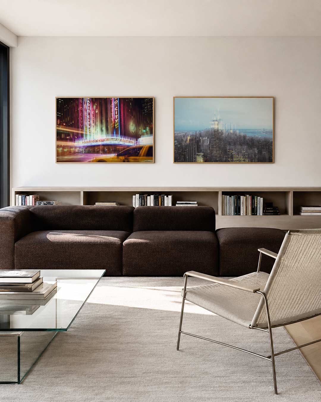 Interieur met liggend fotografisch tweeluik stad in lichtlagen – Gerald Emming