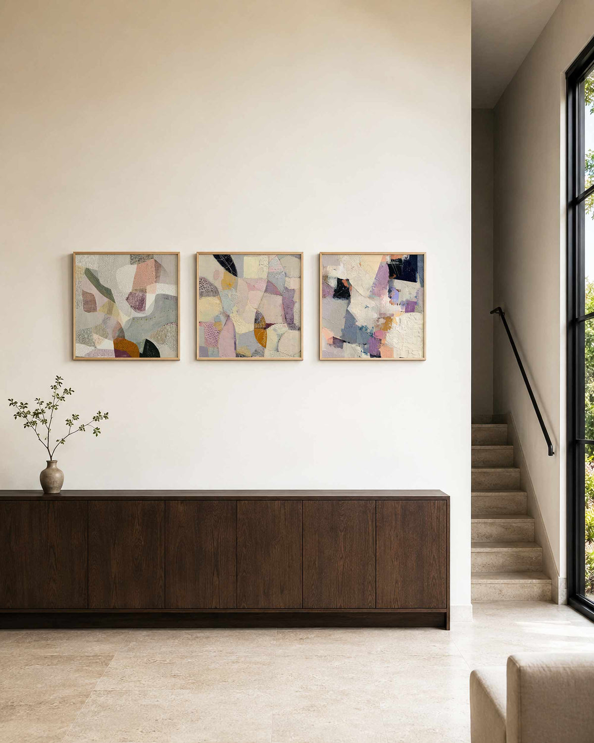 Interieurpresentatie van een driedelige vierkante posterset met abstracte vormen