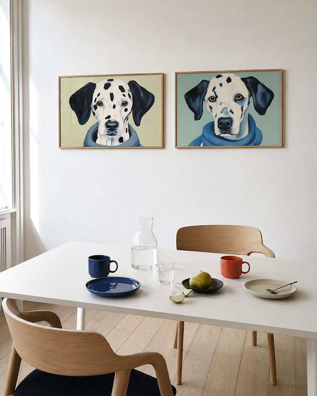 Interieurpresentatie van twee posters met een speelse compositie met een dalmatiër in een blauwe trui