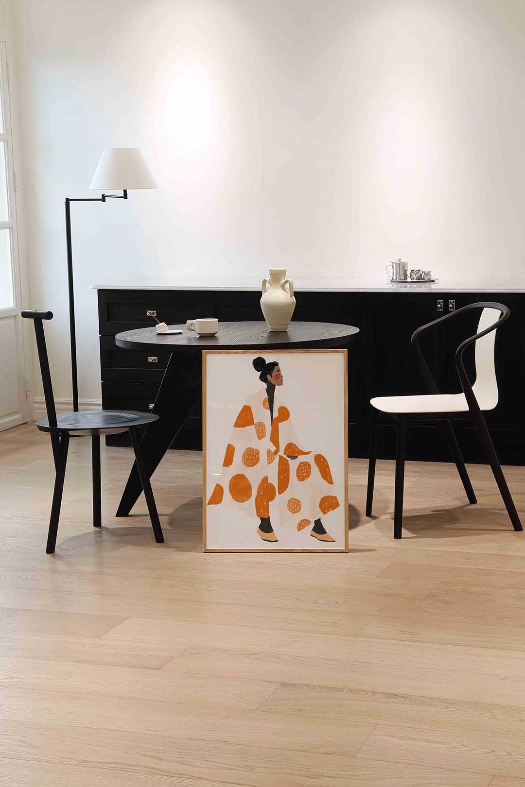 Vrouw in oranje en witte stippen Poster