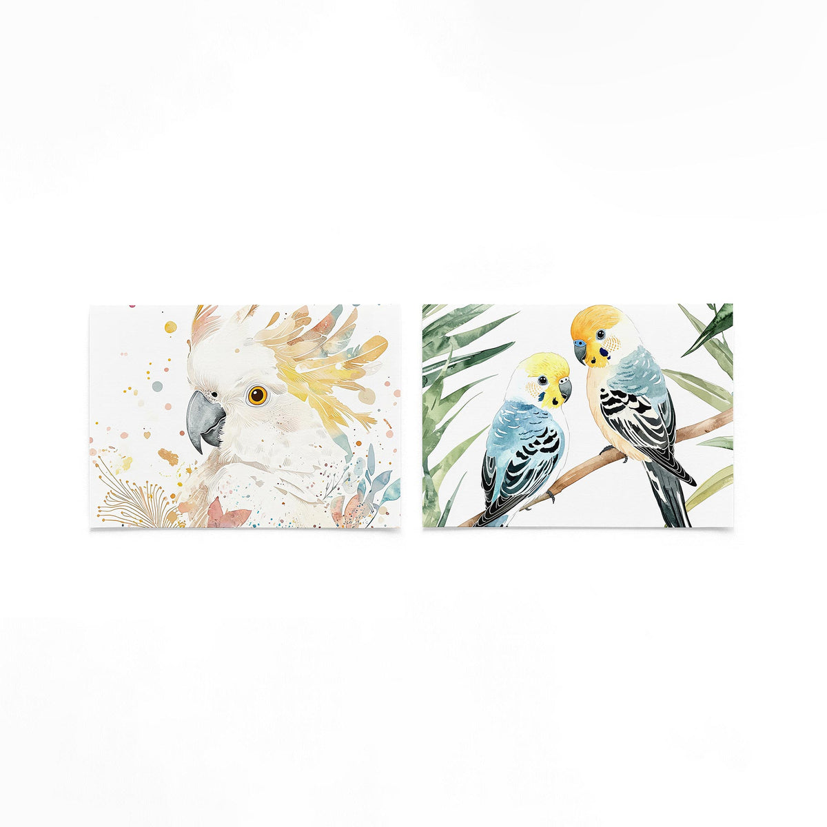 Twee liggende posters met een speelse vogel met een levendig palet van geel, blauw en roze op een gebroken witte achtergrond