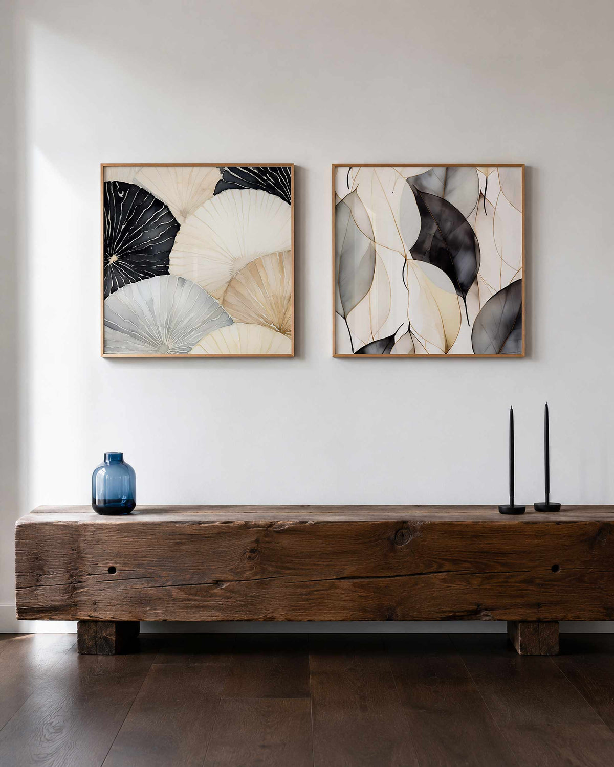 Interieurpresentatie van een tweedelige vierkante posterset met schelp en blad