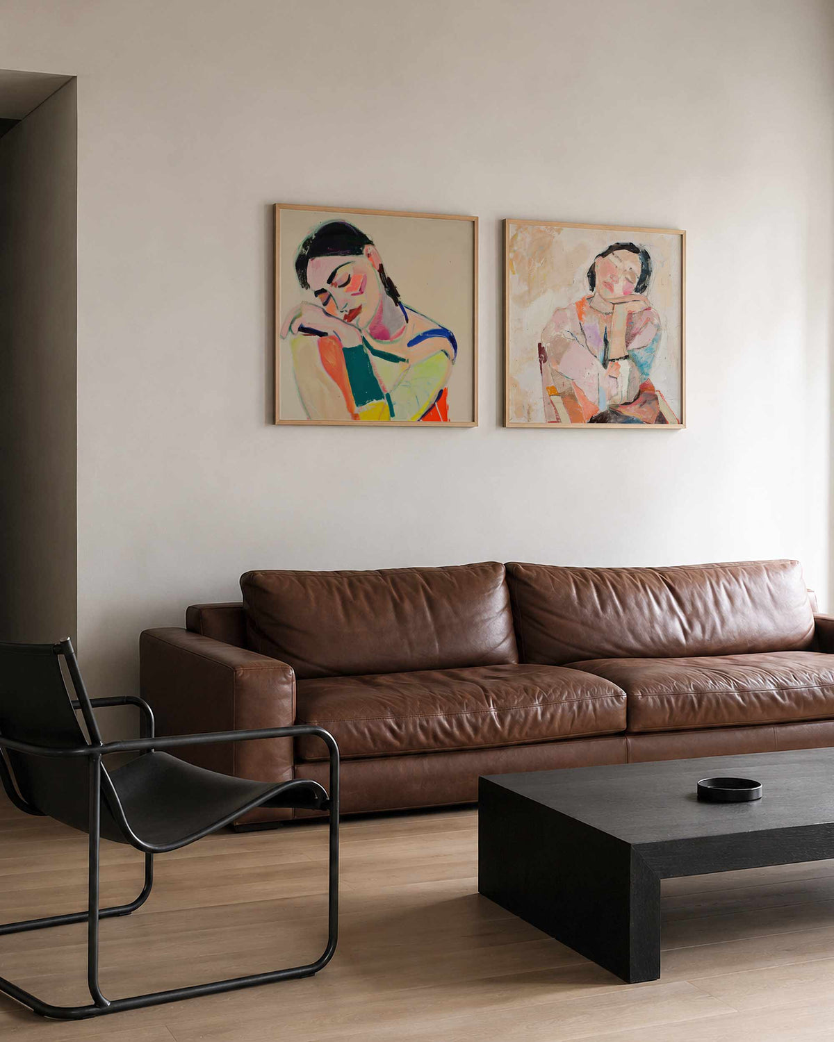Interieurpresentatie van een tweedelige vierkante posterset met twee expressieve portretten