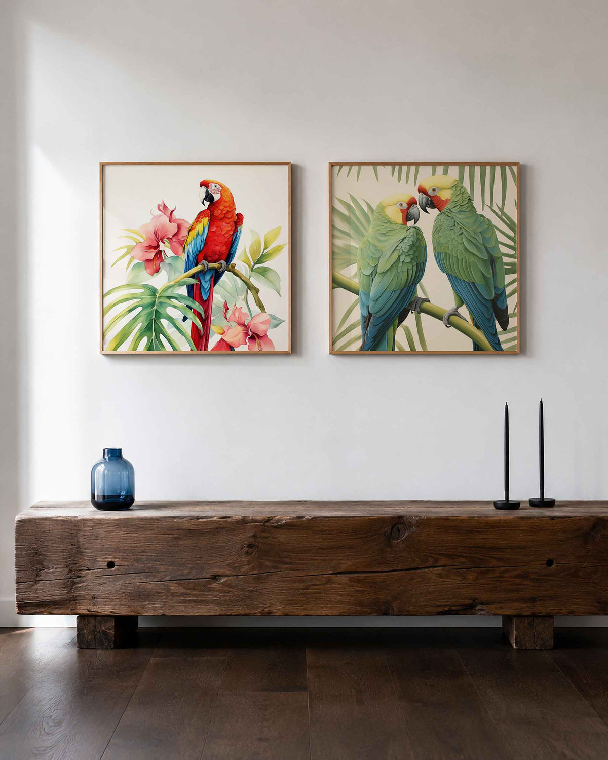 Interieurpresentatie van een tweedelige vierkante posterset met papegaaien en tropische bloemen