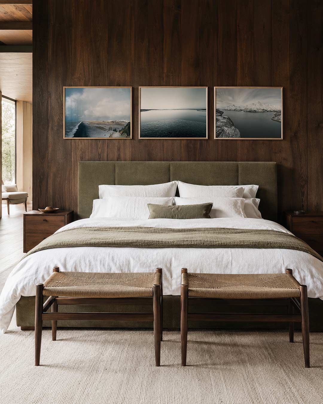 Interieur met liggend fotografisch drieluik stilte aan de kust – Gerald Emming