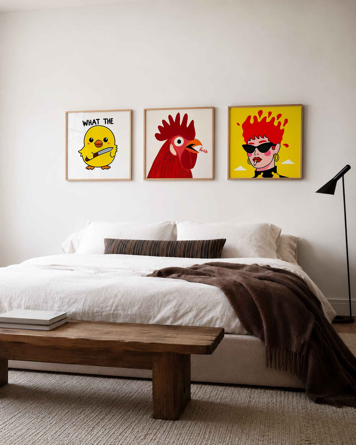 Interieurpresentatie van een driedelige vierkante posterset met grappige dieren en portret