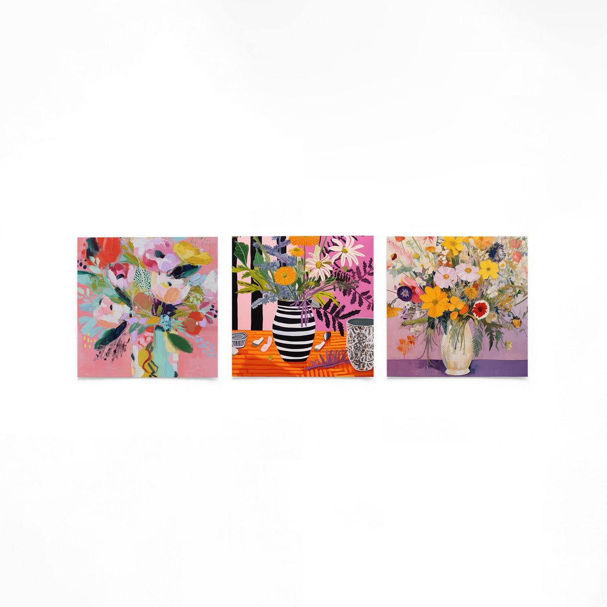 Drie vierkante posters met kleurrijke bloemen op een gebroken witte achtergrond