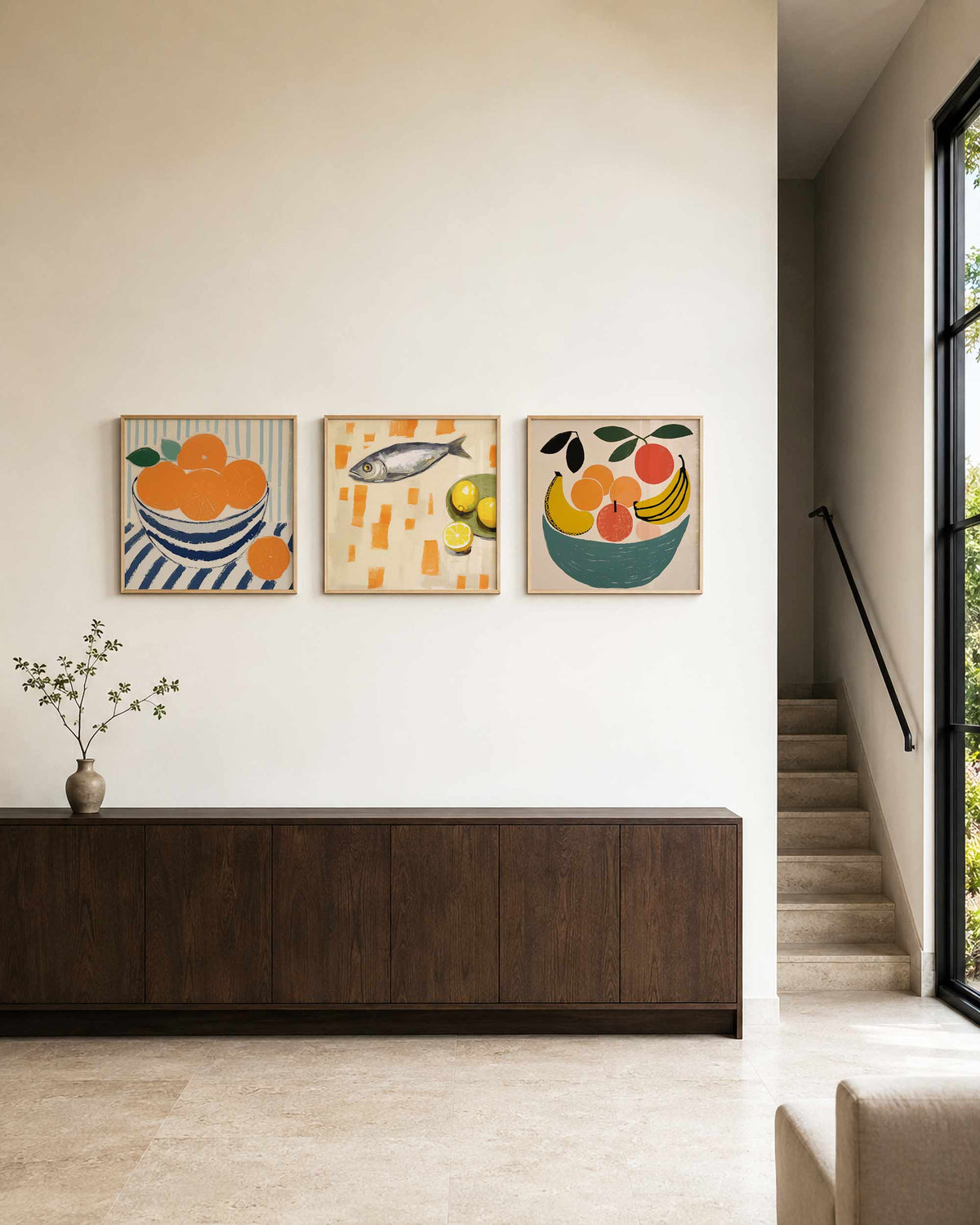 Interieurpresentatie van een driedelige vierkante posterset met fruit en vis