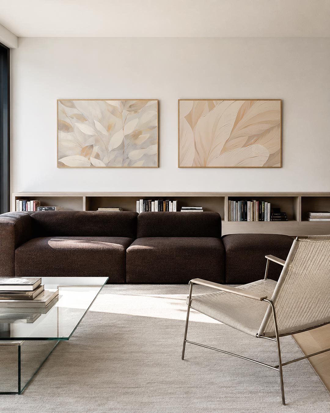 Tweedelige posterset met zachte, vloeiende bladvormen in lichte beige en crèmetinten, getoond in een interieur