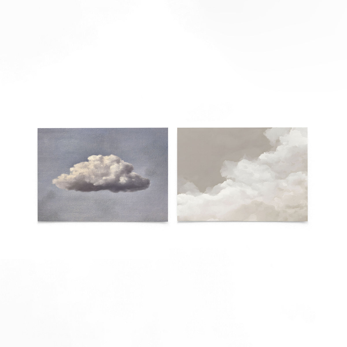Twee liggende posters met een zachte witte wolk in een fijne, blauwgrijze lucht op een gebroken witte achtergrond
