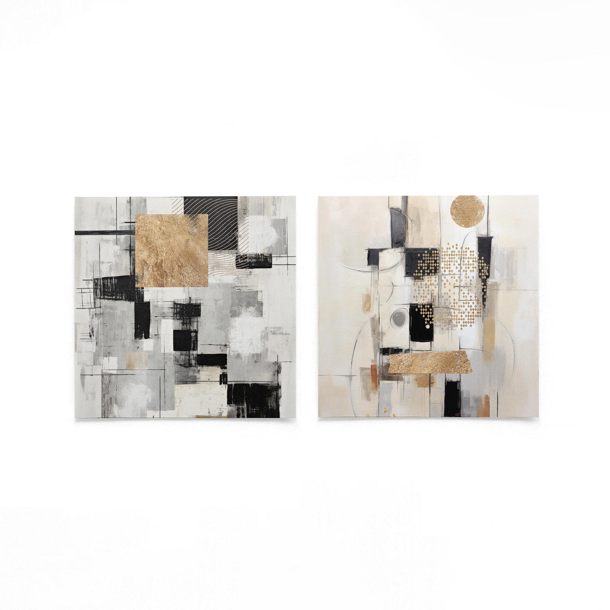 Twee vierkante posters met goudzwarte geometrie op een gebroken witte achtergrond