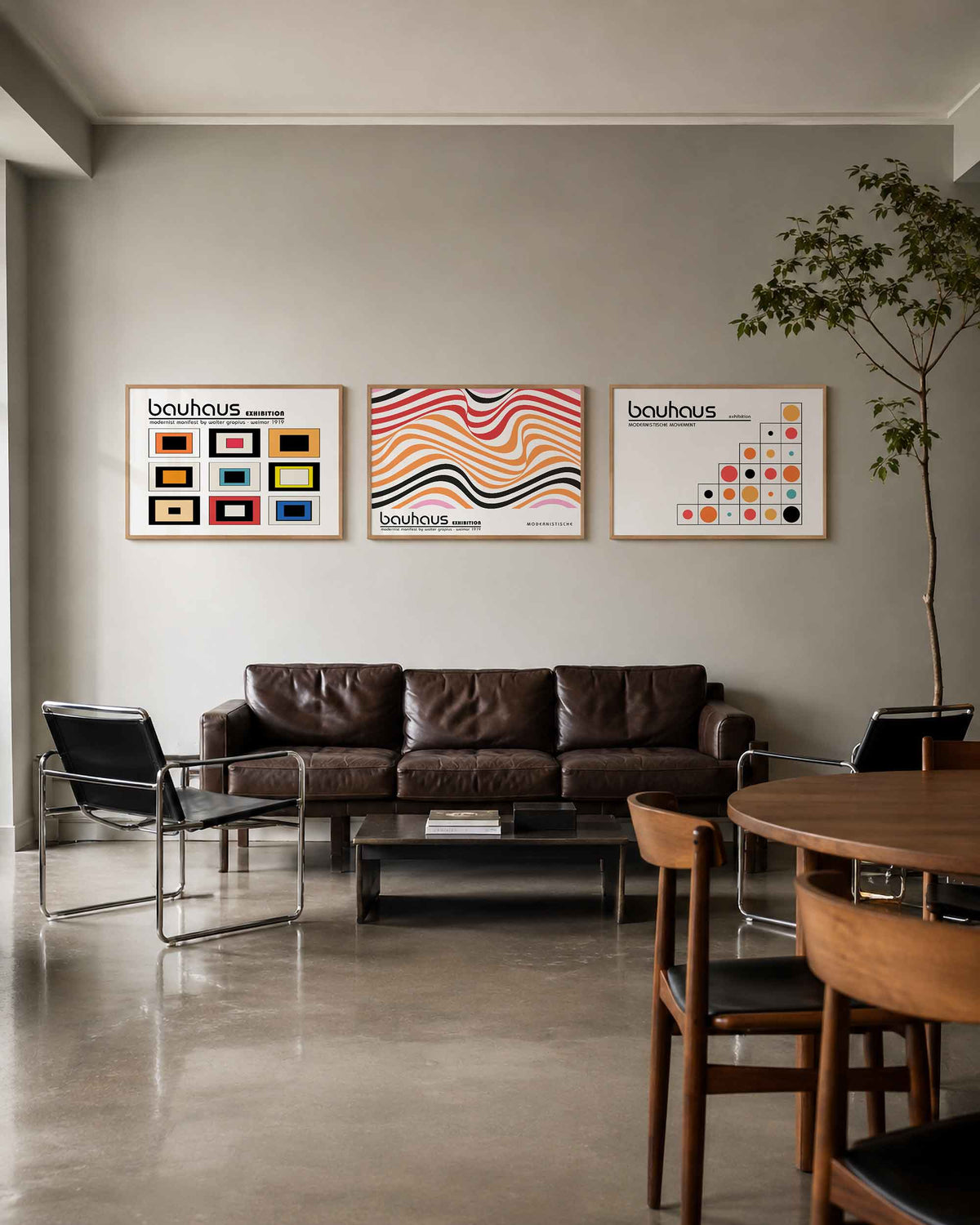 Interieurmockup van drieluik landscape-posterset met vlakken, golven en stippen