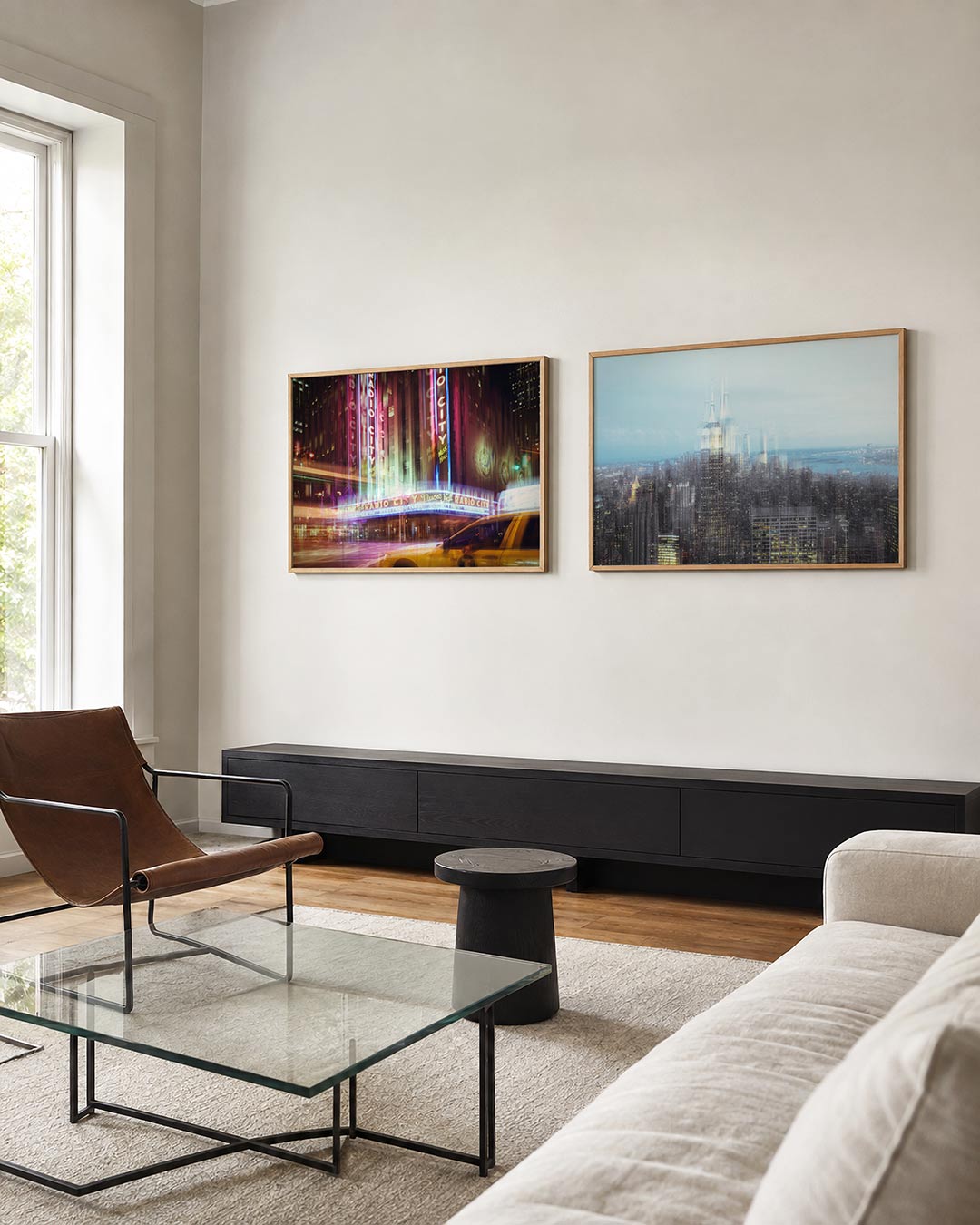 Interieur met liggend fotografisch tweeluik stad in lichtlagen – Gerald Emming