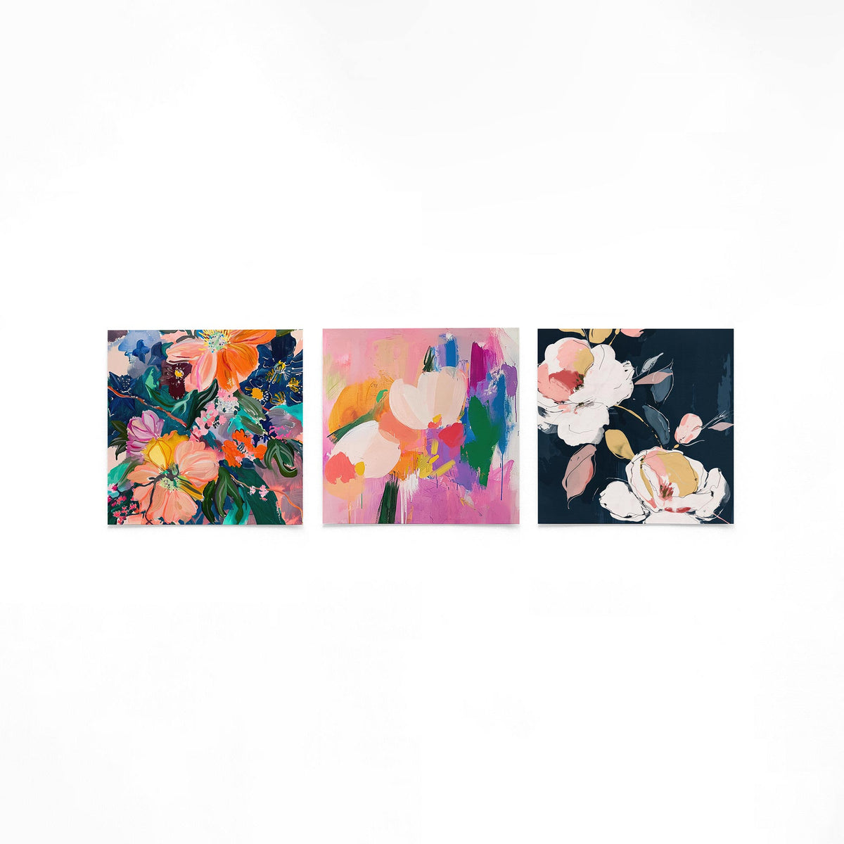 Drie vierkante posters met kleurrijke bloemen op een gebroken witte achtergrond