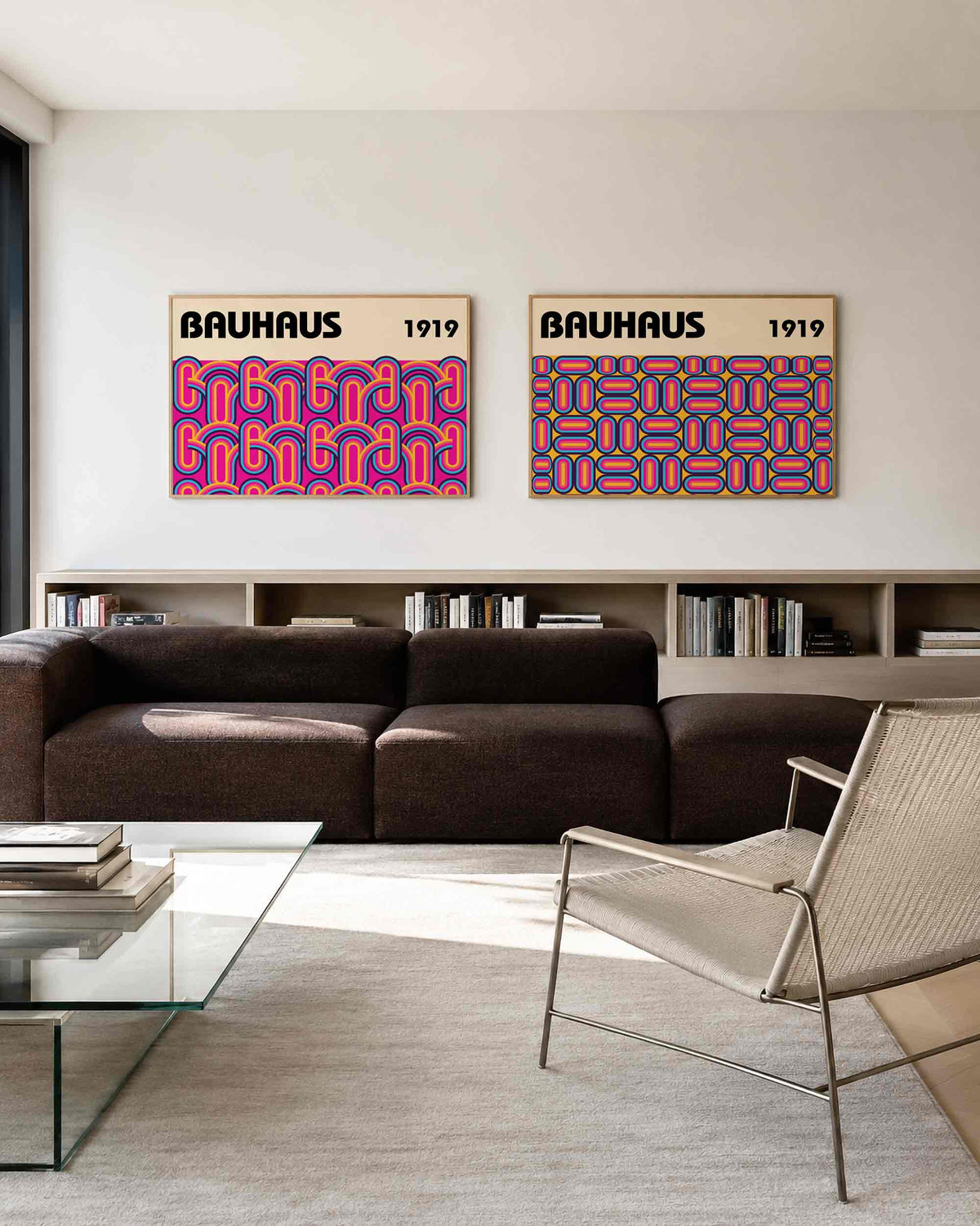 Interieurmockup van tweedelige landscape-posterset met roze geel lijnenspel