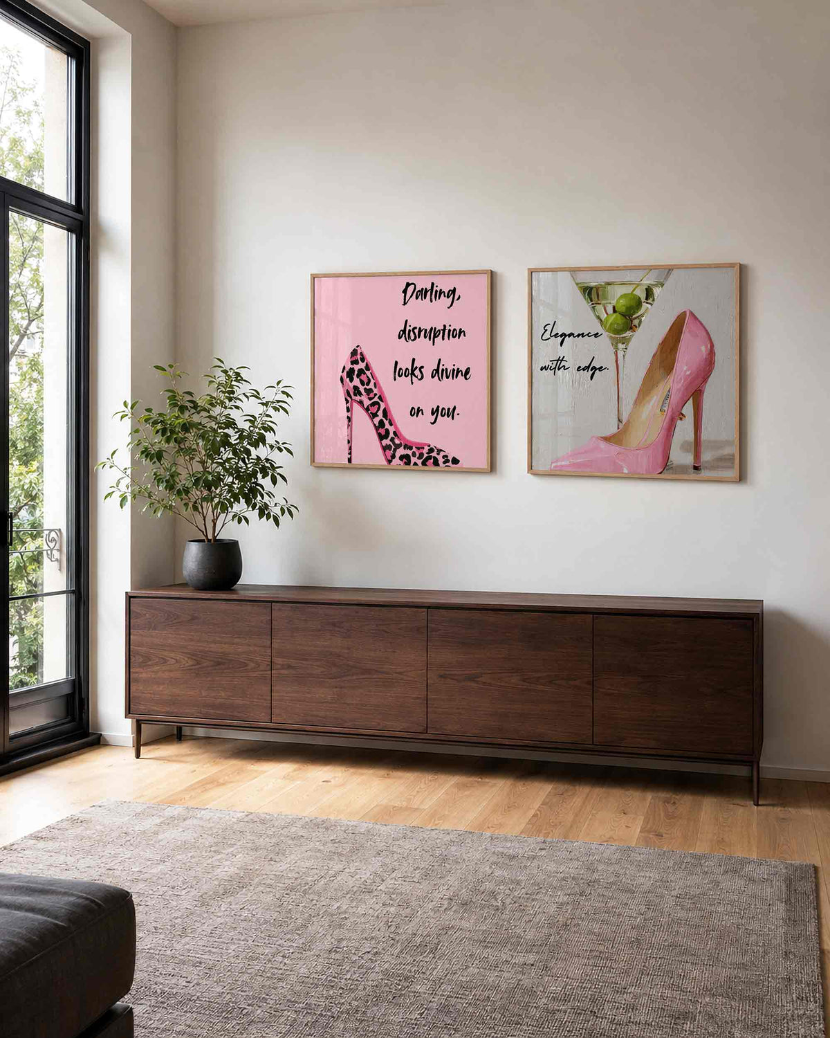 Interieurpresentatie van een tweedelige vierkante posterset met roze pumps