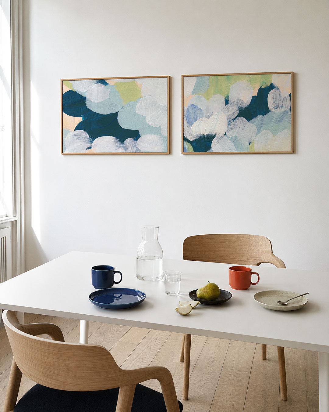 Interieurbeeld met twee liggende posters: ronde vormen in blauw, wit en groen
