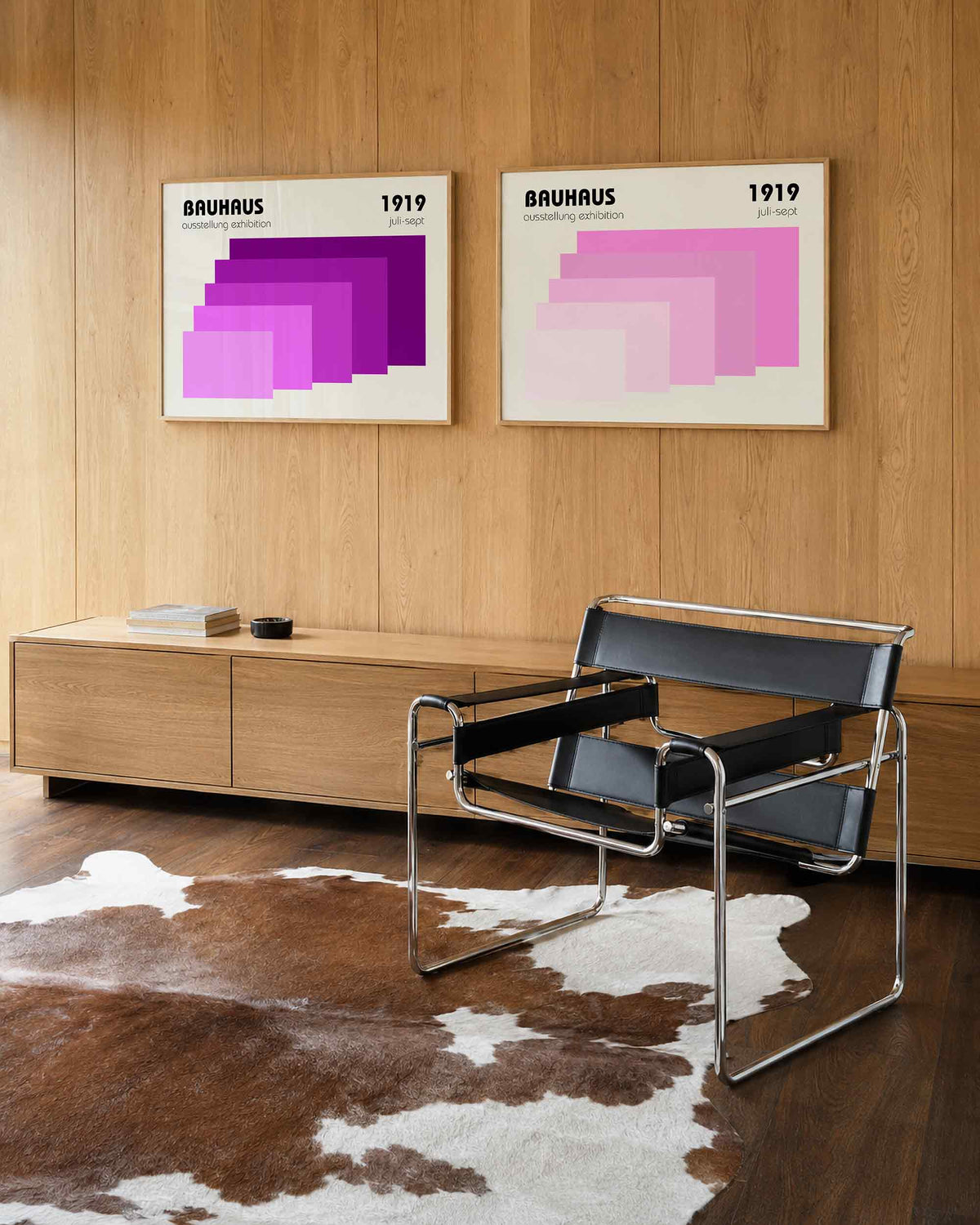 Interieurmockup van tweedelige landscape-posterset met roze en paarse vlakken