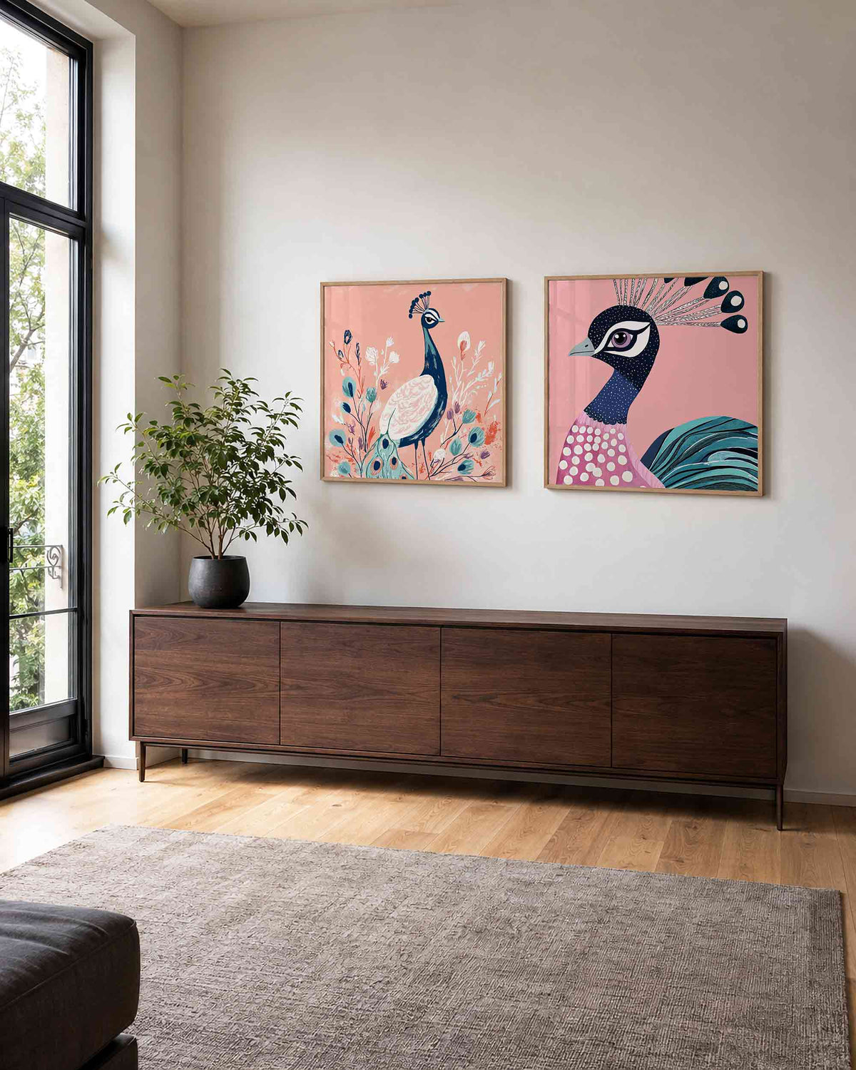 Interieurpresentatie van een tweedelige vierkante posterset met pauwen