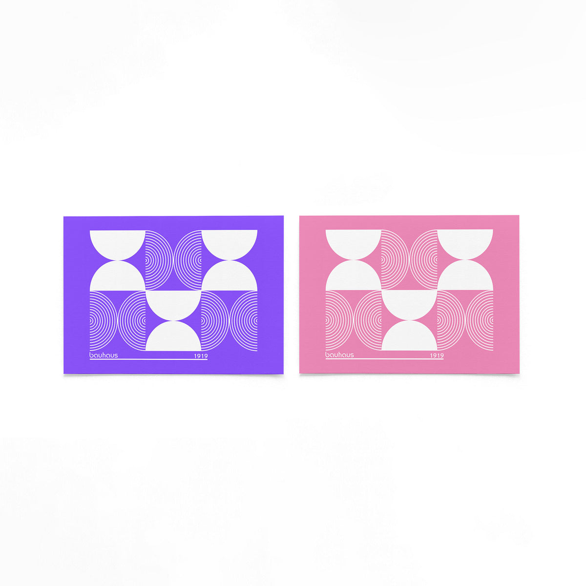 Twee landscape posters met witte bogen op paars en roze als vrijstaande productfoto