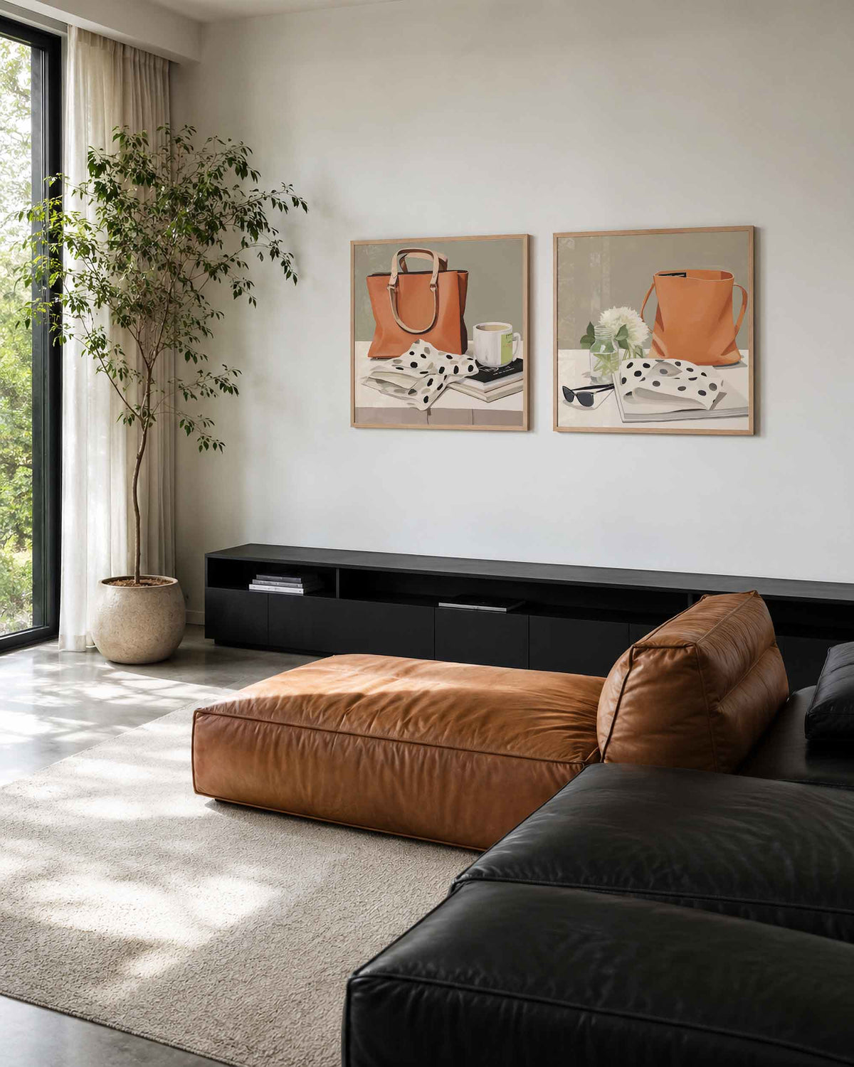 Interieurpresentatie van een tweedelige vierkante posterset met oranje shopper
