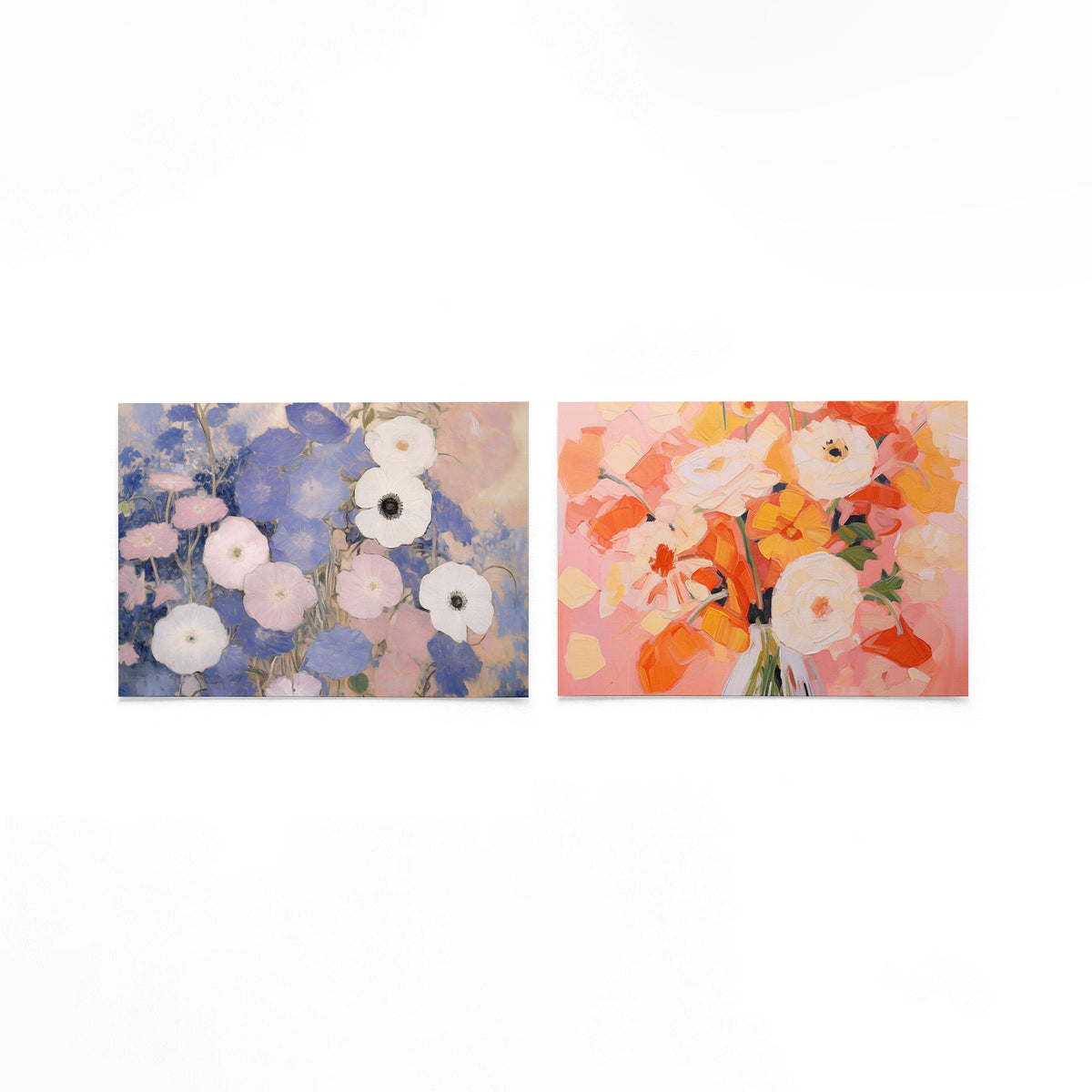 Twee liggende posters met een weelderige verzameling bloemen in zachte tinten op een gebroken witte achtergrond