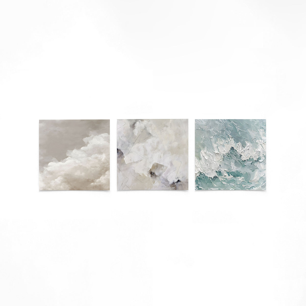 Drie vierkante posters met abstracte wolkenstructuren op een gebroken witte achtergrond