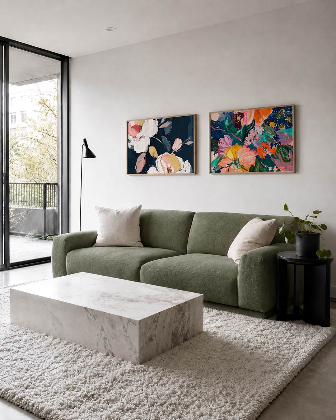 Interieurpresentatie van twee posters met een speelse compositie van witte en roze bloemen tegen een donkere achtergrond