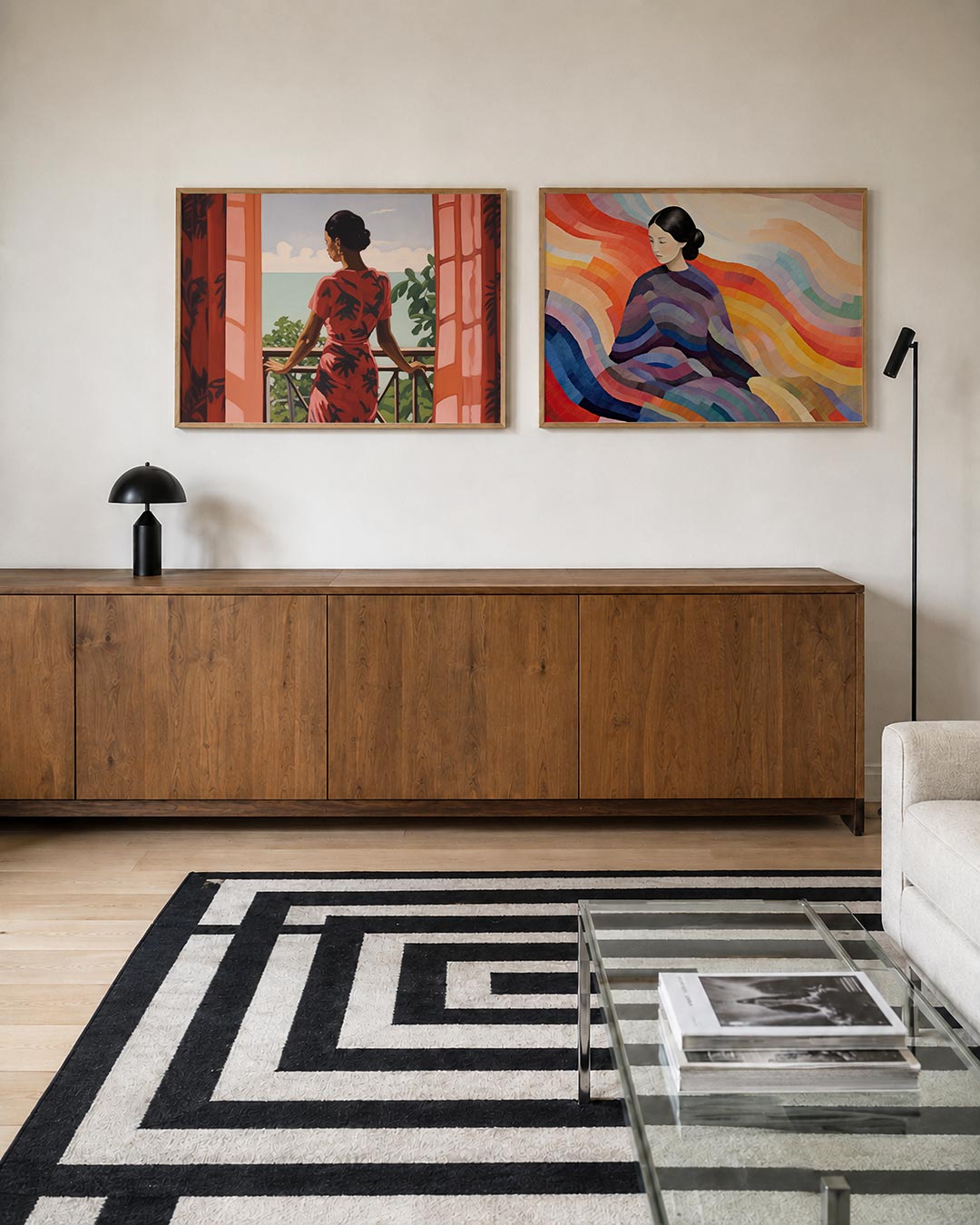 Tweedelige posterset met een vrouw in een jurk met donkere patronen op een balkon, getoond in een interieur