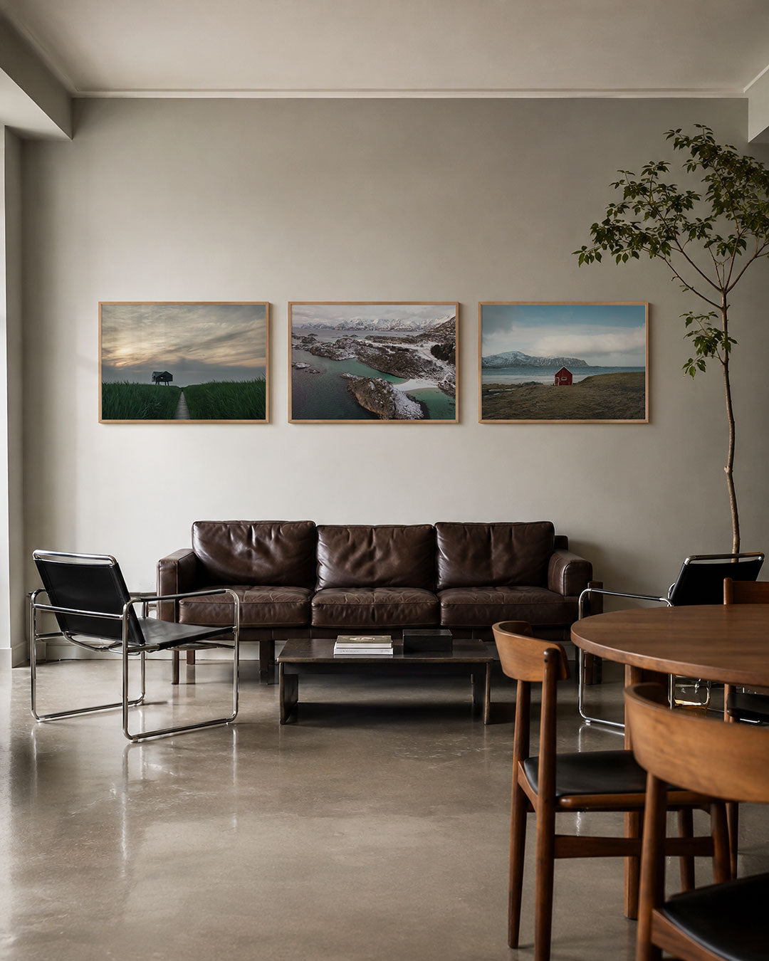 Interieur met liggend fotografisch drieluik noordelijke kuststilte – Gerald Emming
