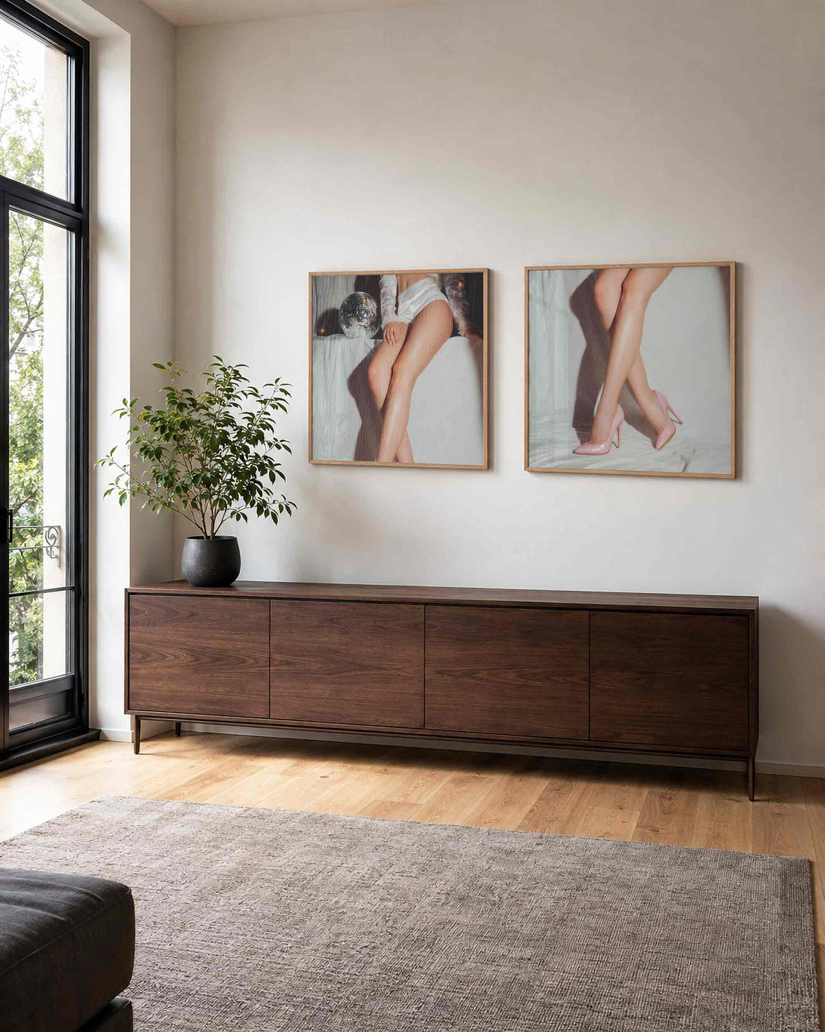 Interieurpresentatie van een tweedelige vierkante posterset met benen en pumps