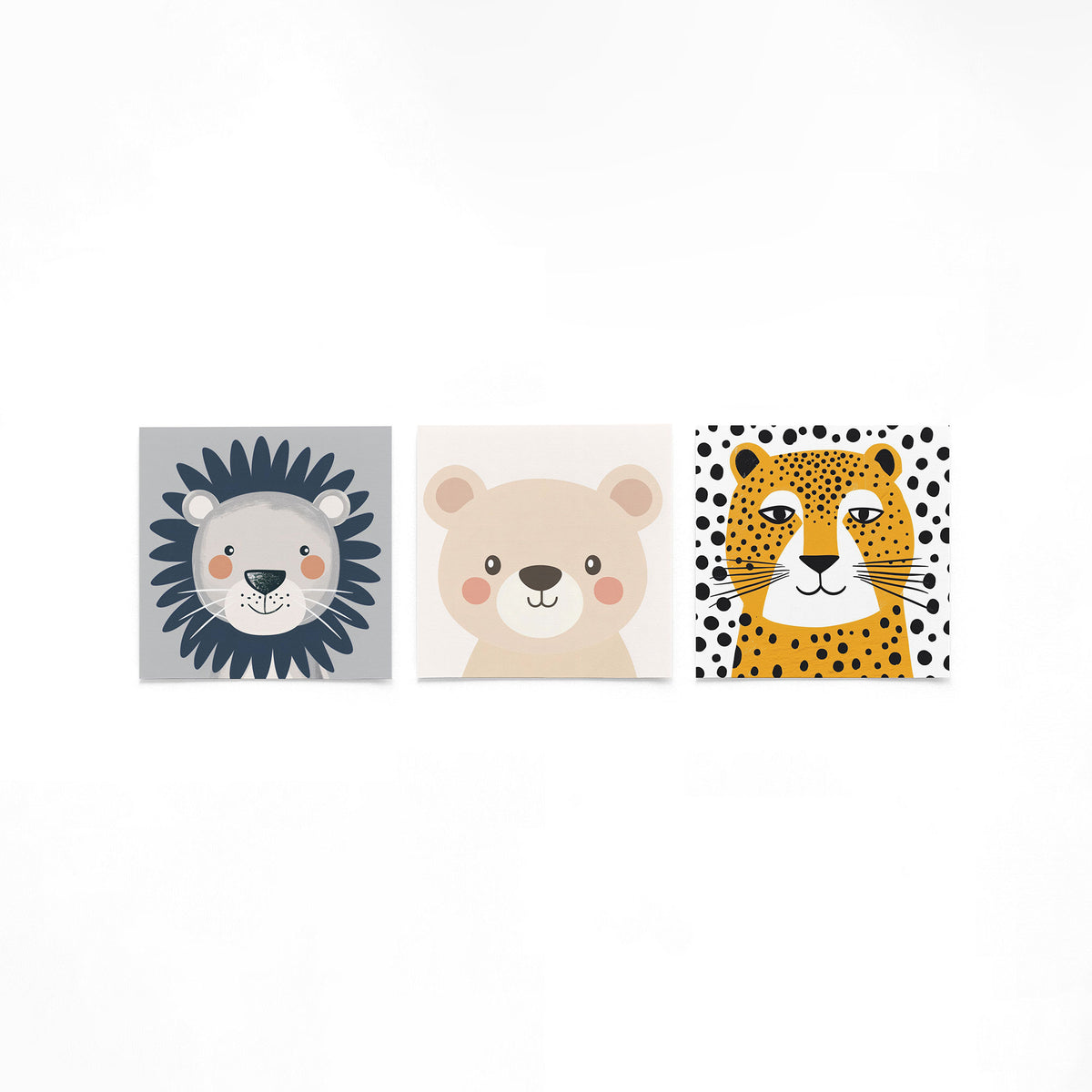 Drie vierkante posters met dierenkoppen op een gebroken witte achtergrond