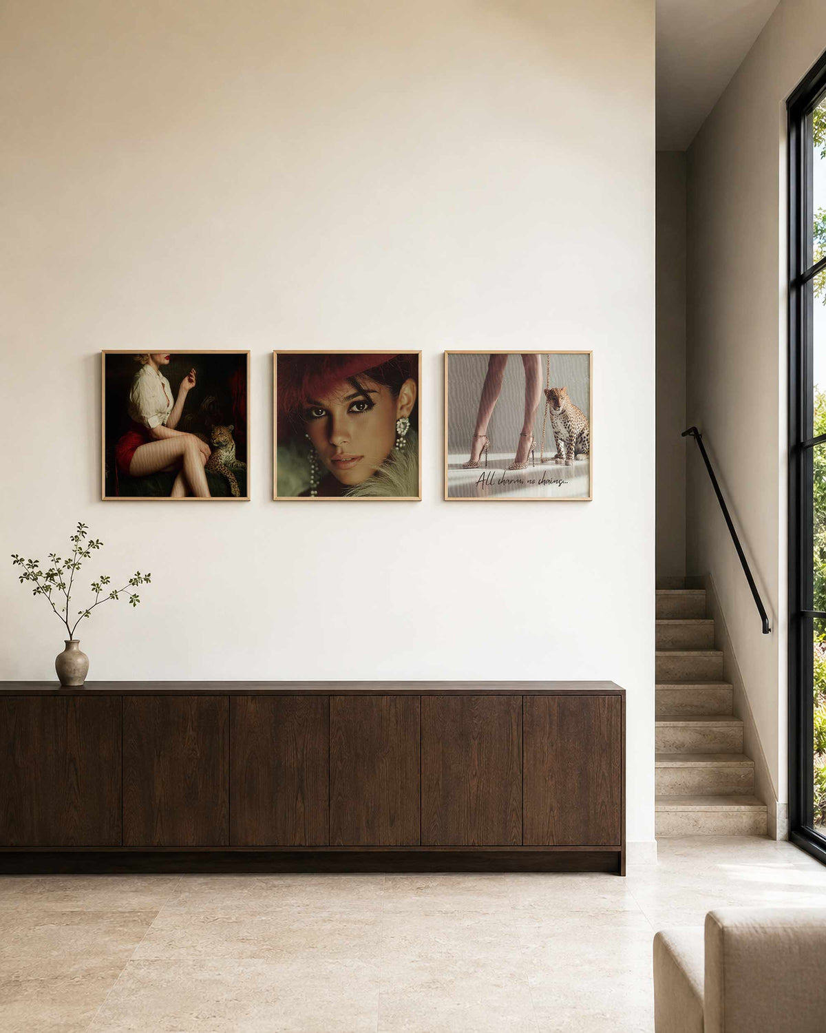 Interieurpresentatie van een driedelige vierkante posterset met mode en luipaarden