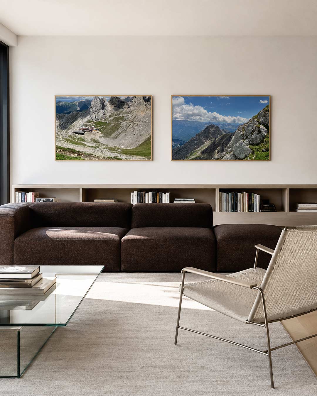 Interieur met liggend fotografisch tweeluik alpenruggen onder wolken – Gerald Emming