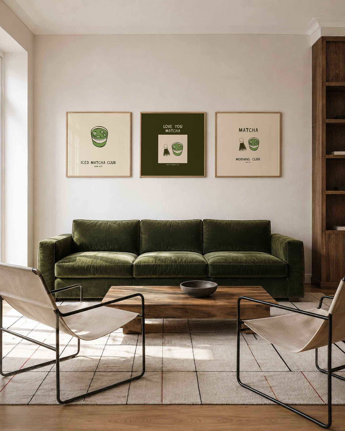 Interieurpresentatie van een driedelige vierkante posterset met matcha club