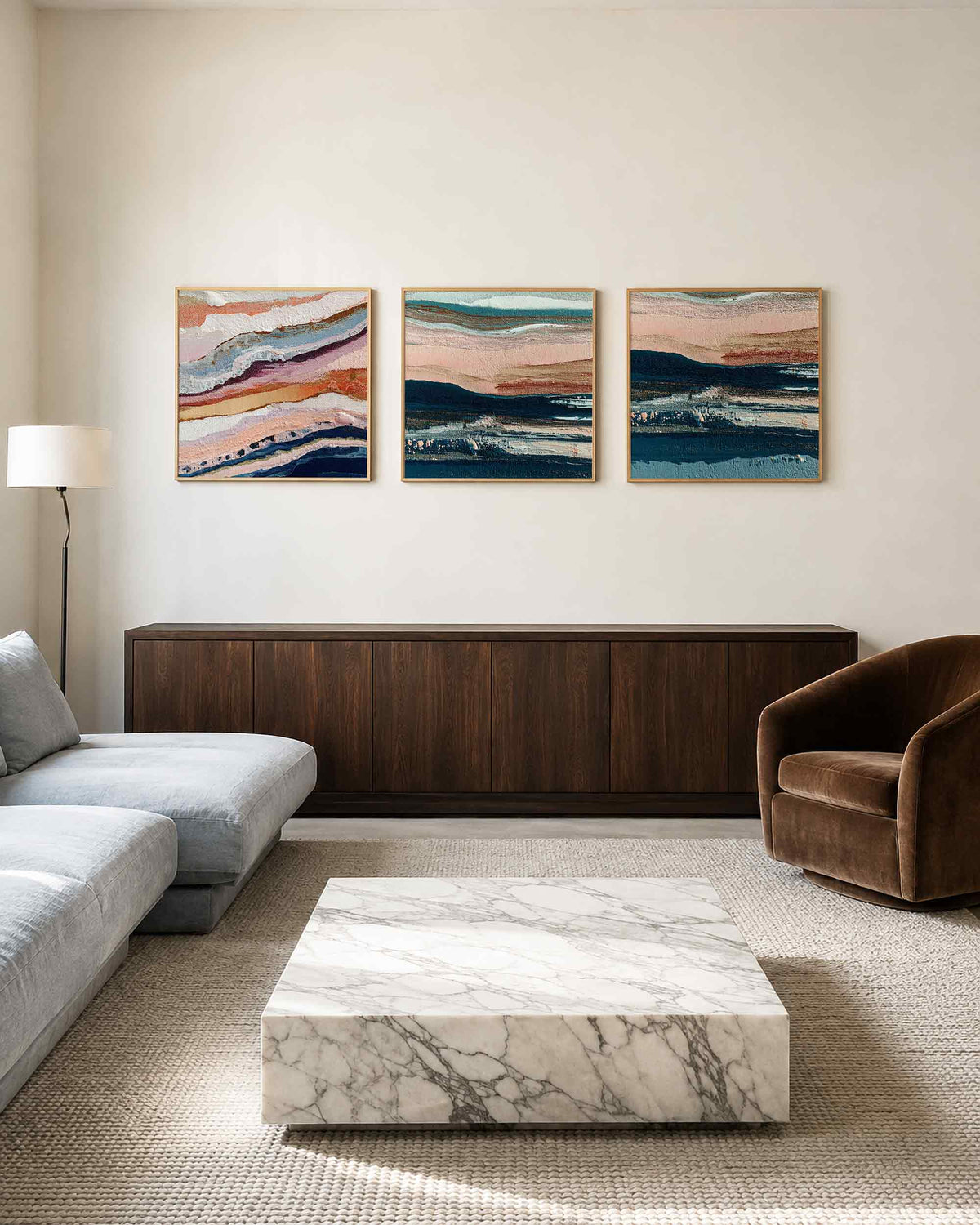 Interieurpresentatie van een driedelige vierkante posterset met abstracte kleurlagen