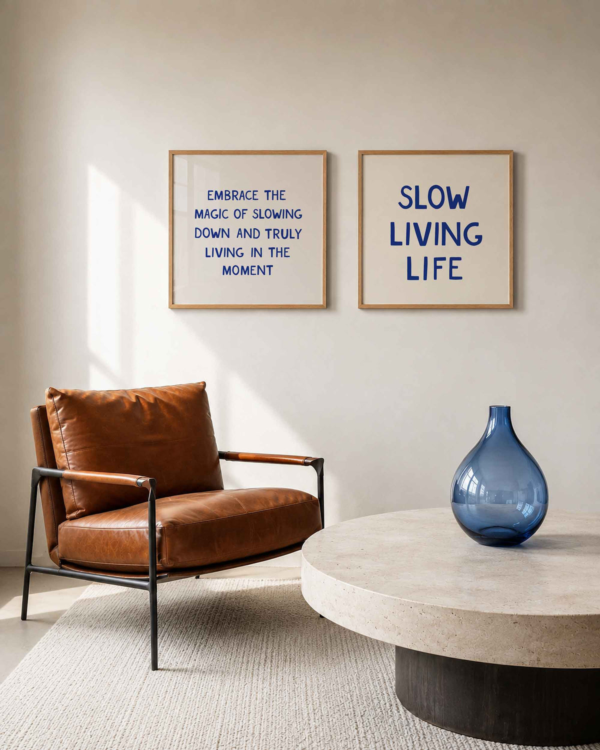 Interieurpresentatie van een tweedelige vierkante posterset met slow living tekst