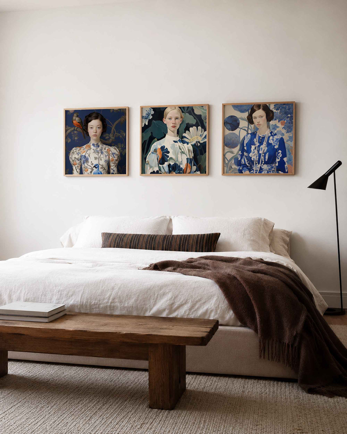 Interieurpresentatie van een driedelige vierkante posterset met bloemenportretten