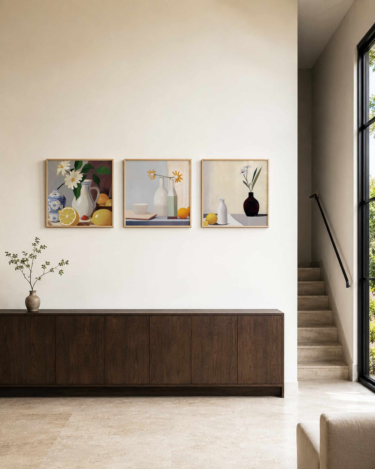 Interieurpresentatie van een driedelige vierkante posterset met bloemen en citrus