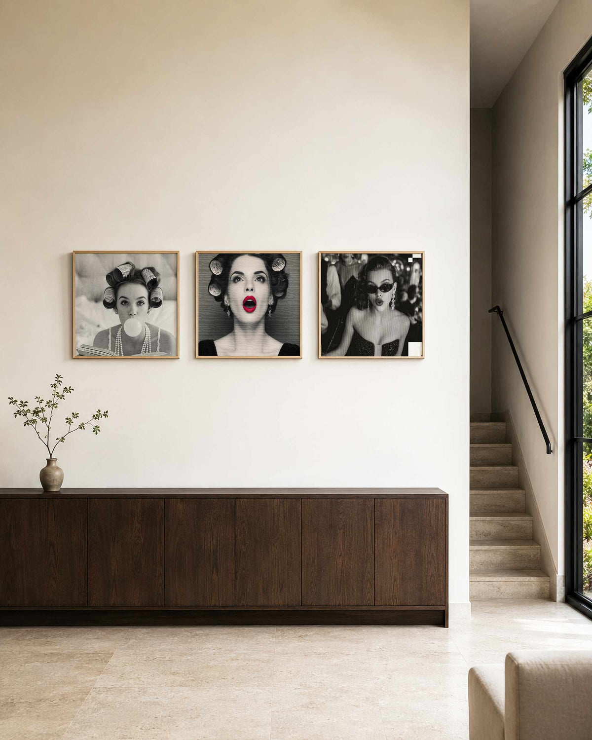 Interieurpresentatie van een driedelige vierkante posterset met glamourportretten