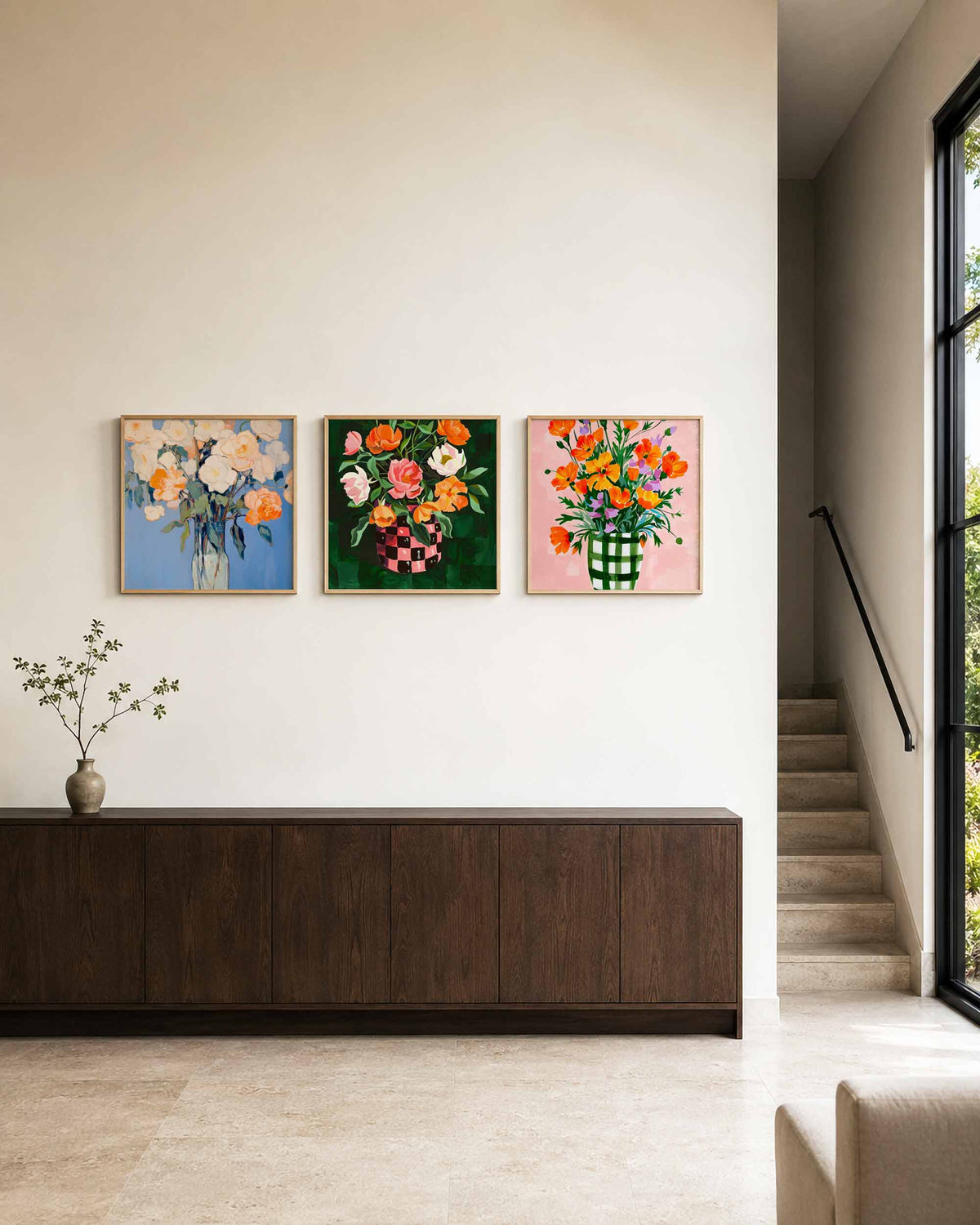 Interieurpresentatie van een driedelige vierkante posterset met kleurrijke bloemenvazen