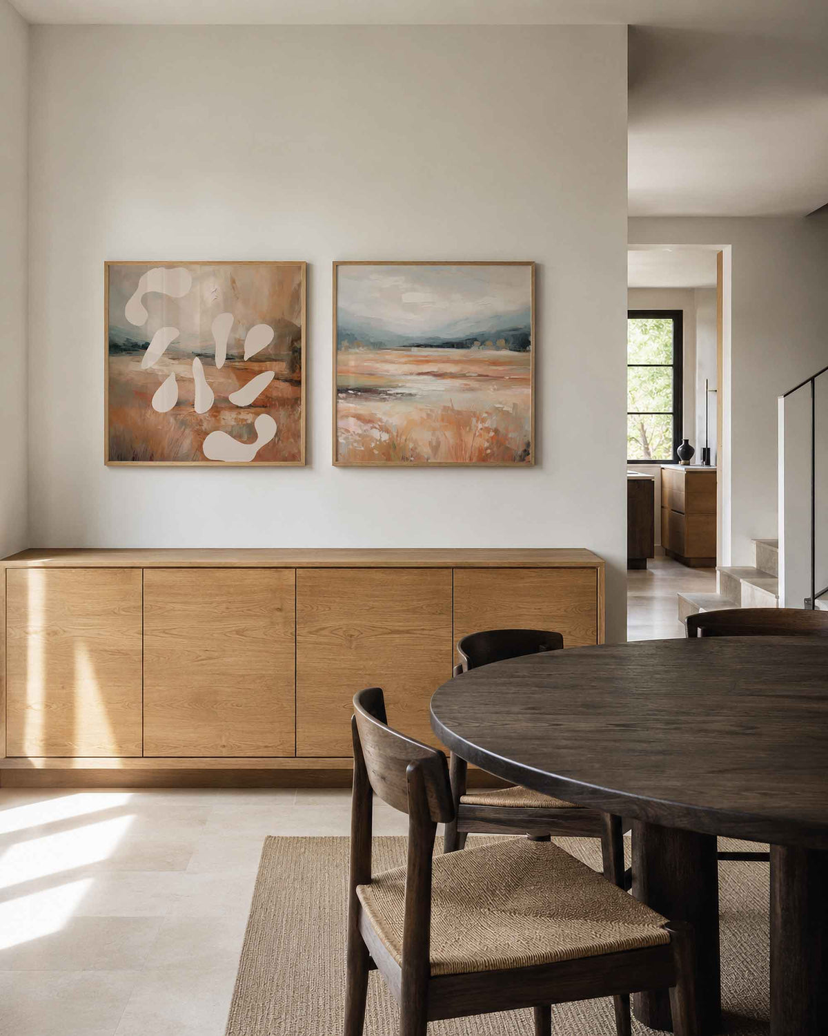Interieurpresentatie van een tweedelige vierkante posterset met kustlandschap abstract