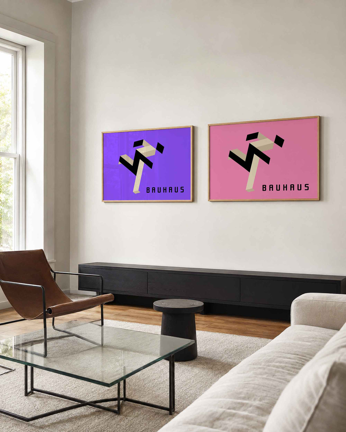 Interieurmockup van tweedelige landscape-posterset met zigzaglint op paars en roze