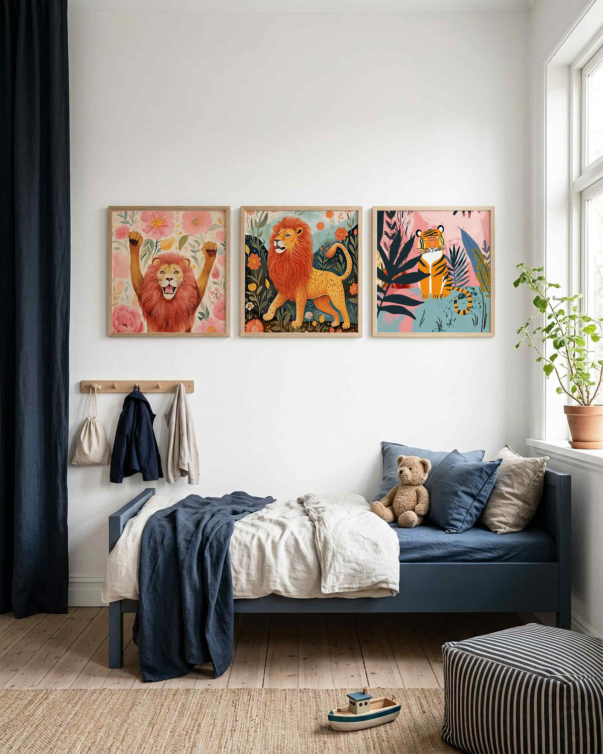 Interieurpresentatie van een driedelige vierkante posterset met leeuw en tijger