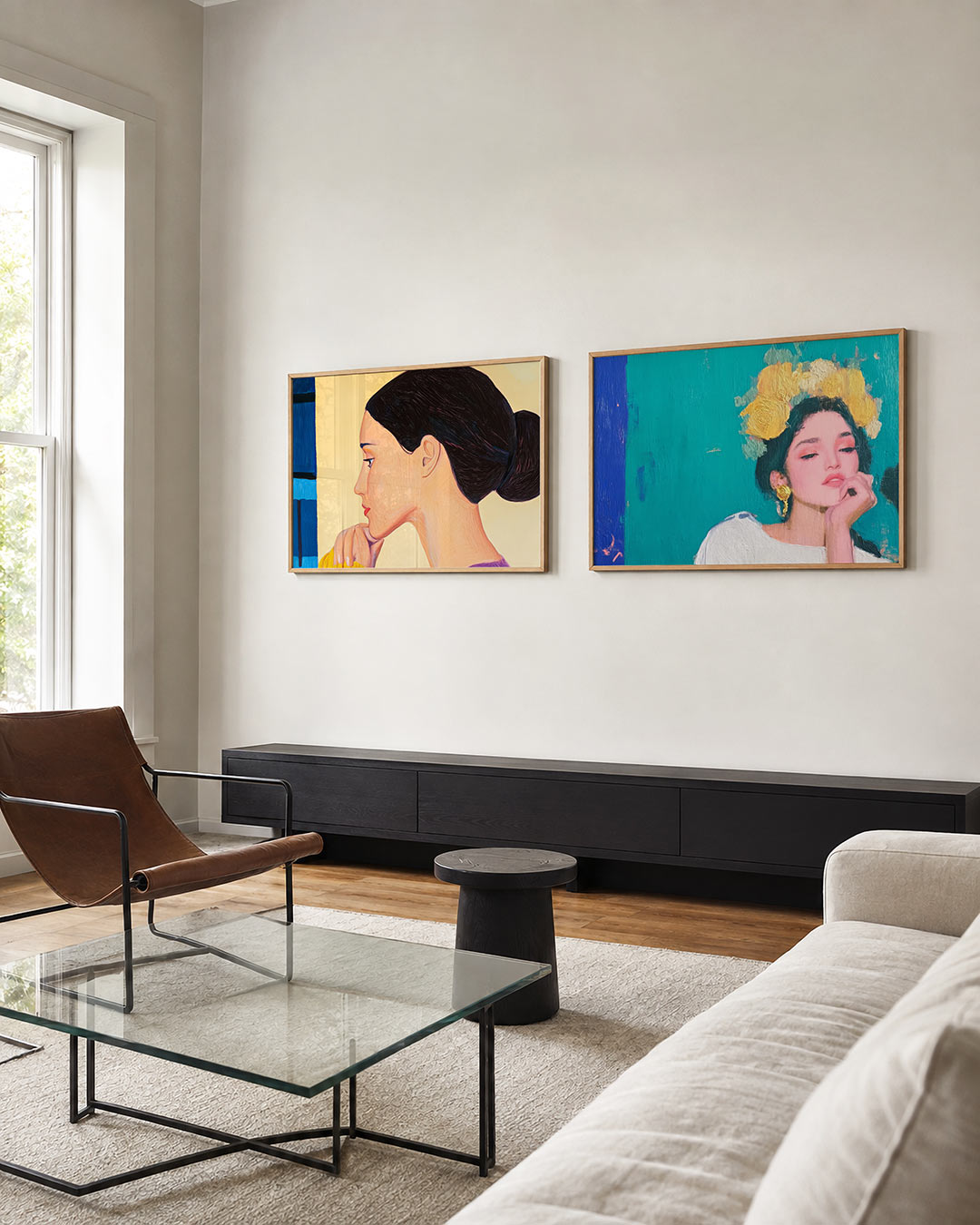 Interieurpresentatie van twee posters met een zijaanzicht van een vrouw met een serene blik