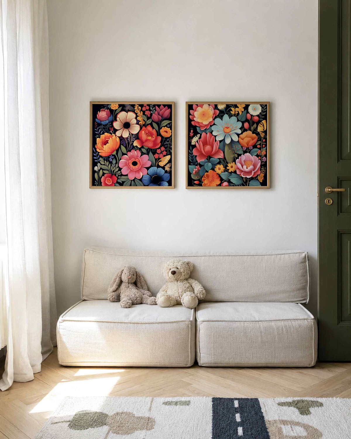 Interieurpresentatie van een tweedelige vierkante posterset met bloemen en vlinders
