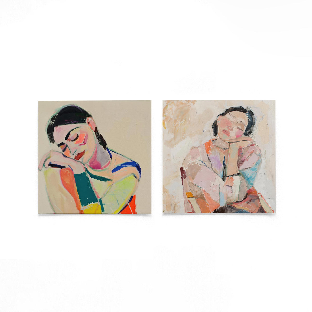 Twee vierkante posters met twee expressieve portretten op een gebroken witte achtergrond