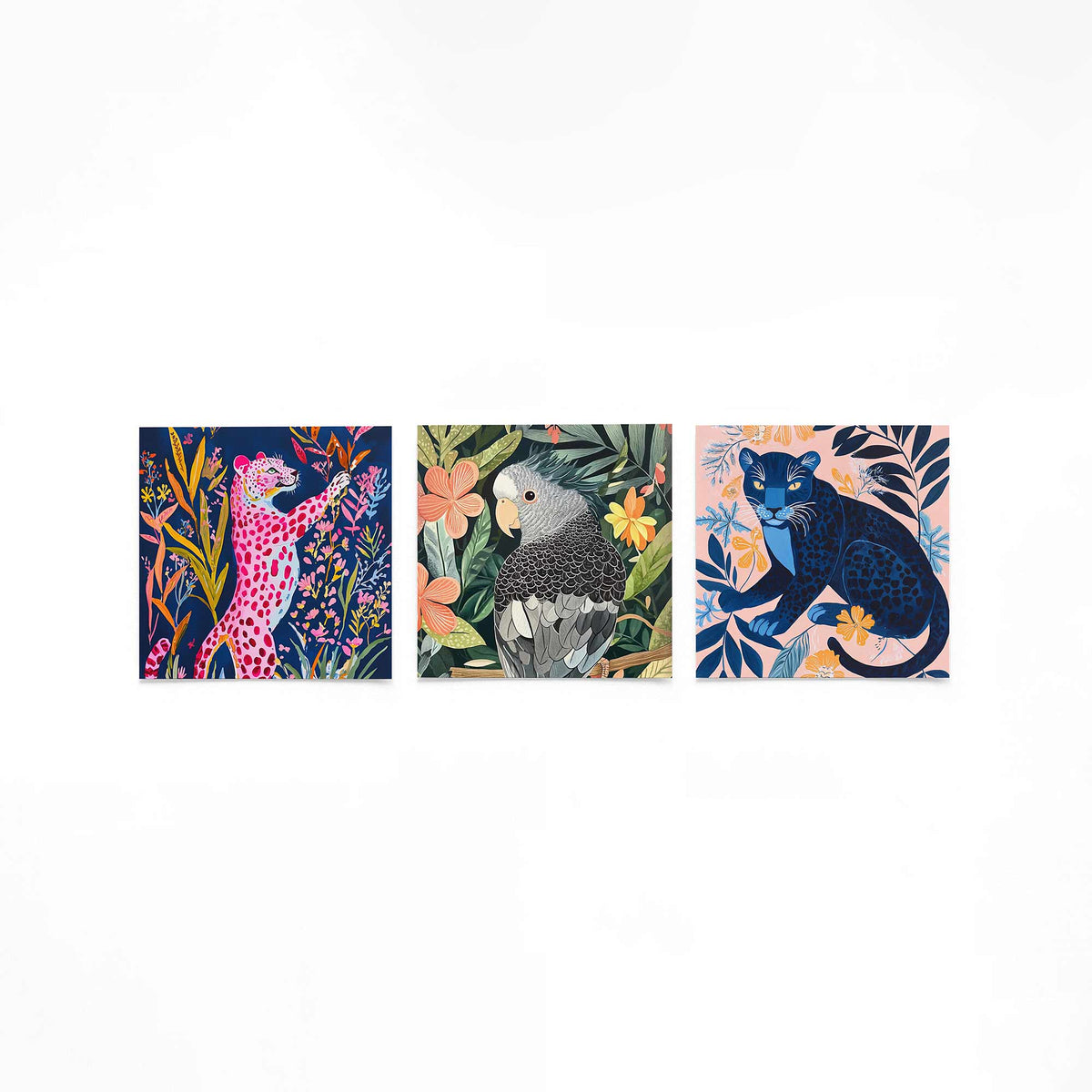 Drie vierkante posters met wilde dieren tussen bloemen op een gebroken witte achtergrond