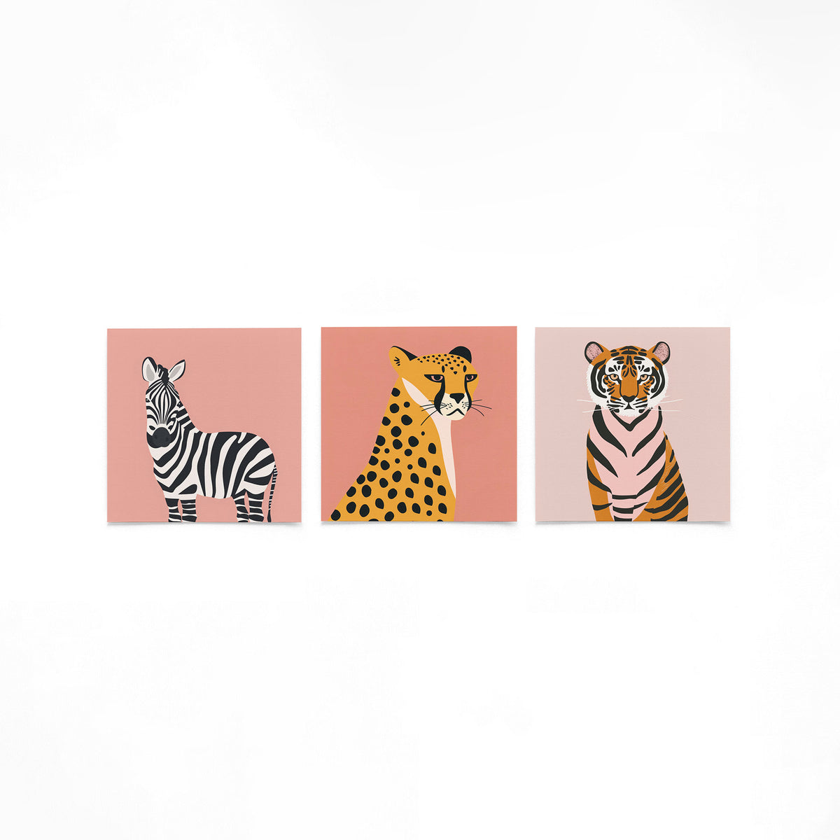 Drie vierkante posters met zebra jachtluipaard tijger op een gebroken witte achtergrond